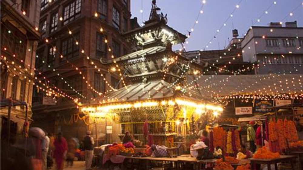 নেপাল: দেশের অন্যতম বড় অনুষ্ঠান এটি। এ দিন আতশবাজি, আলোর উদ্‌যাপন যেমন হয়, তেমনই হয় লক্ষ্মীপুজোও। তবে এর পাশাপাশি দীপাবলির দিন নেপালে বিভিন্ন পশুর পুজোও করা হয়। 