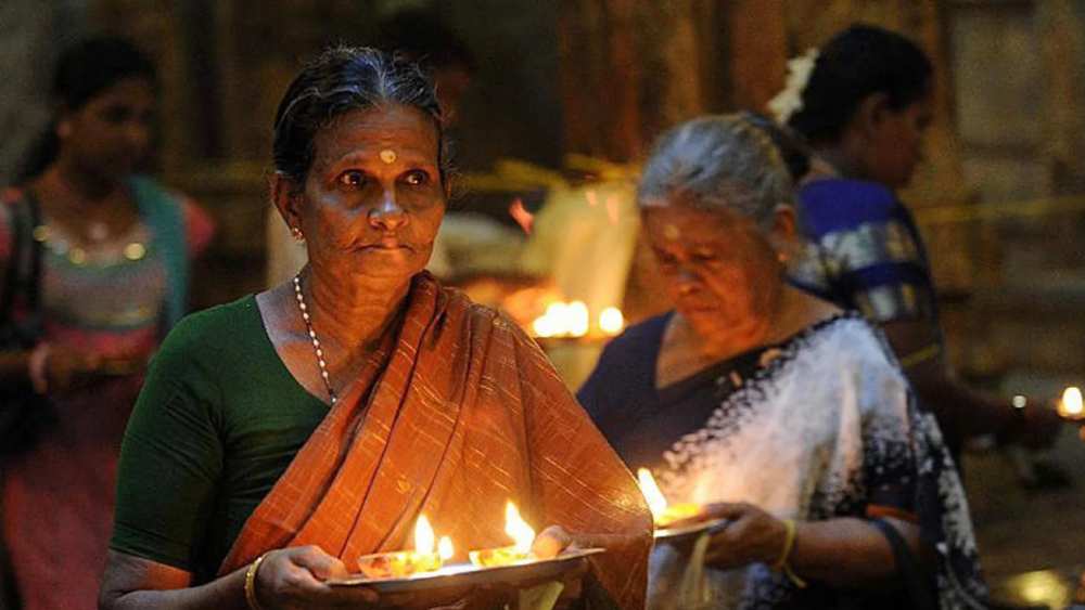 শ্রীলঙ্কা: দীপাবলির আলোর রোশনাই এ দেশেও কম নয়। তবে এখানে মূলত বাড়িতে বাড়িতে প্রদীপ জ্বালিয়ে আলোর উৎসব পালন করা হয়। 