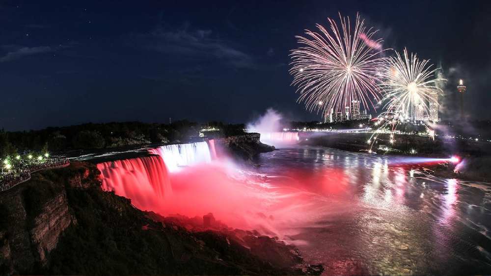 কানাডা: সরকারি ছুটির দিন নয়, কিন্তু সারা দেশেই পালন করা হয় আলোর উৎসব। আতশবাজি থেকে প্রদীপ— দীপাবলির রাতে গোটা দেশ সেজে ওঠে আলোয়।