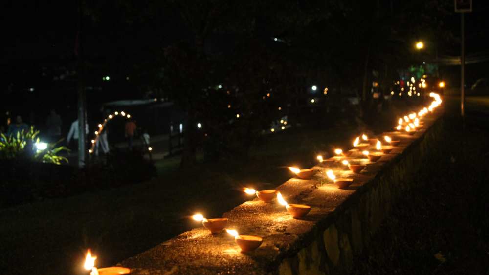 ত্রিনিদাদ অ্যান্ড টোবাগো: এই দেশেও প্রচুর ভারতীয় থাকেন। তাঁদের সূত্রেই এখানে পৌঁছেছে দীপাবলি। পালনও করা হয় জোরদার ভাবে। জ্বালানো হয় প্রদীপ। পোড়ানো হয় আতশবাজি। 