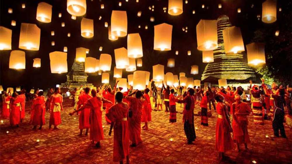 তাইল্যান্ড: এ দেশেও পালন করা হয় আলোর উৎসব। তবে দীপাবলির দিনে নয়, দেশের নিয়ম অনুযায়ী অন্য একটি দিনে পালন করা হয় এই উৎসব। 