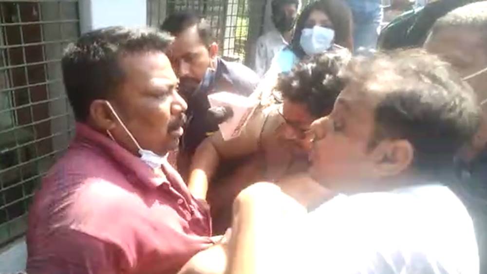 ‘ভুয়ো’ ভোটারকে ঘিরে ধস্তাধস্তি।