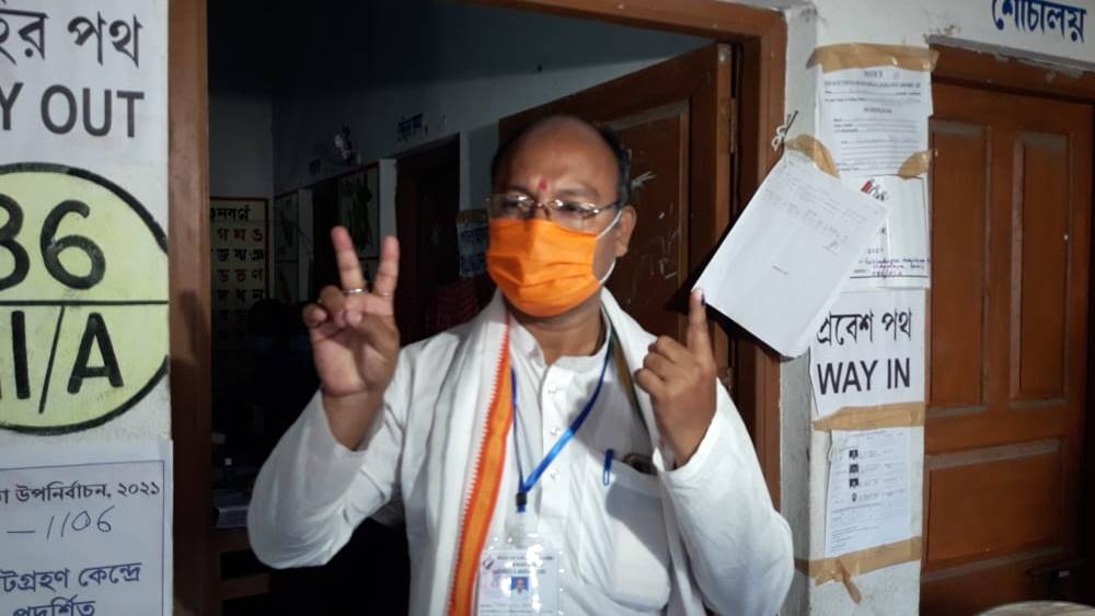 ভোট দিয়ে বেরিয়ে শান্তিপুরের বিজেপি প্রার্থী নিরঞ্জন।