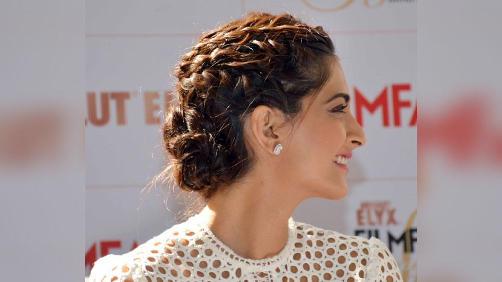 কালীপুজোয় সোনম কপূরের মতো করতে পারেন  ব্রেইডেড বান।