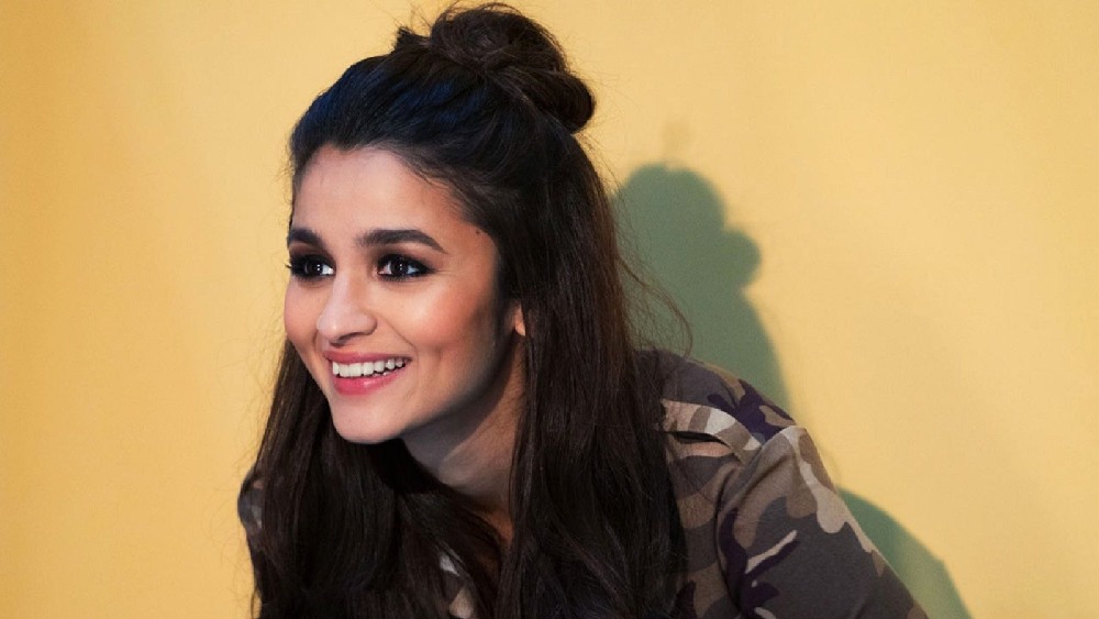 আলিয়া ভট্টের মতো হাফ বানও মানাবে উৎসবের সাজ হিসেবে। 