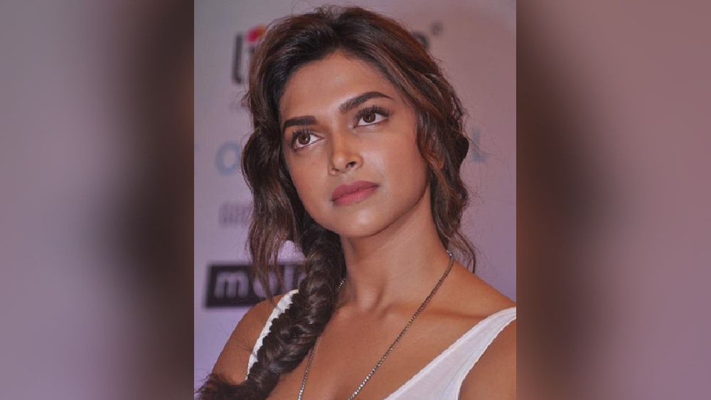 অভিনেত্রী দীপিকা পাড়ুকোনের থেকে অনুপ্রেরণা নিয়ে করতে পারেন খেজুর বিনুনি।