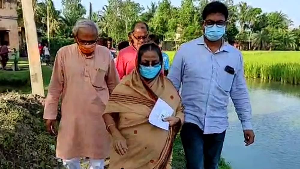 ভোট দিতে যাচ্ছেন অনিতা নস্কর।