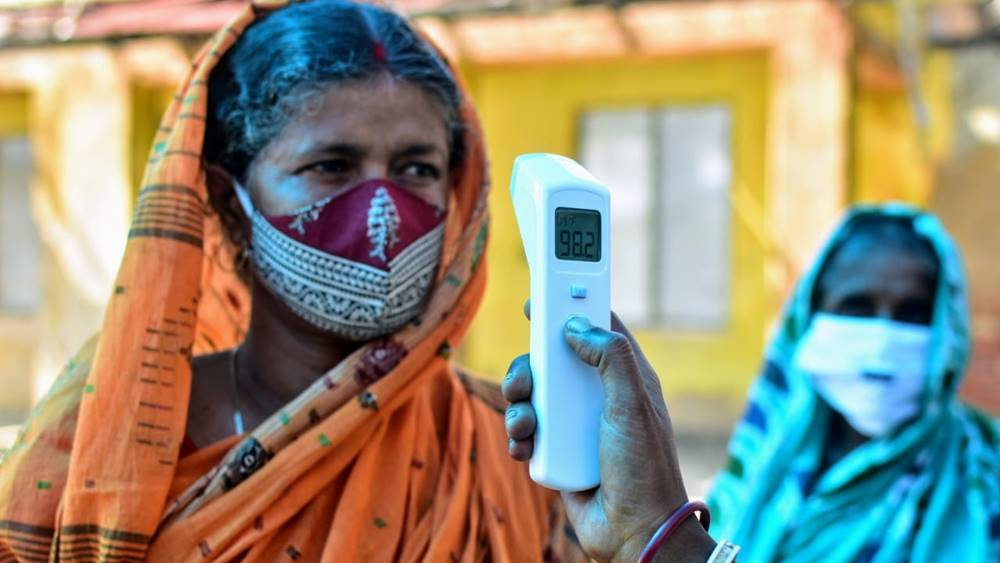 ভোটকেন্দ্রে ঢোকার আগে ভোটার দের দেহের তাপমাত্রা পরীক্ষা হচ্ছে গোসাবার একটি বুথে।