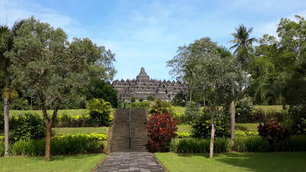 বিশেষজ্ঞদের মতে, এগুলি সবই শ্রীবিজয় সভ্যতার অংশ। সাত থেকে ১৩ শতক পর্যন্ত দাপিয়ে রাজত্ব করেছিল এই সভ্যতা। তার পর একপ্রকার রহস্য রেখেই তা বিলুপ্ত হয়ে গিয়েছিল। ভারতীয় সভ্যতার সঙ্গেও নাকি এর অনেক সাদৃশ্য রয়েছে।