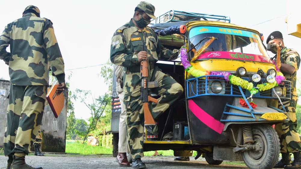 গোসাবায় ভোটকেন্দ্রের পথে কেন্দ্রীয় বাহিনী।