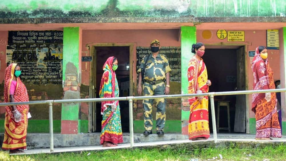 গোসাবায় একটি ভোটের লাইনে দূরত্ববিধি মেনে দাঁড়িয়েছেন মহিলারা।