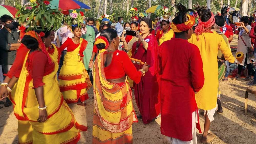 স্থানীয় শিল্পীদের মাঝে নীপবীথি।