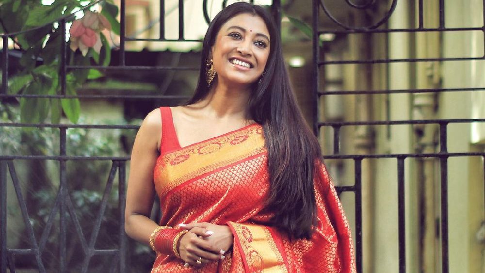 ছক ভাঙা তাঁর অভ্যাস। সাহসী চরিত্রে পাওলি দামের অভিনয় একাধিক বার না়ড়িয়ে দিয়েছে বাঙালি মধ্যবিত্তের মনন ও রক্ষণশীল মানসিকতাকে। কিন্তু একেবারে সাধারণ বাঙালি কন্যার সাজেও যে তিনি অনন্যা, তা বুঝিয়ে দিয়েছেন অবলীলায়। লাল শাড়ির সঙ্গে হালকা সাজ। কানে সোনার দুল। হাতে সোনার বালার সঙ্গে মিলিয়েছেন লাল চুড়ি।
