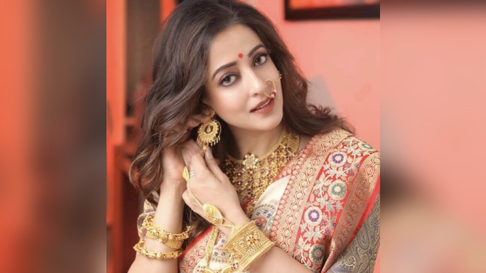 রাইমা সেনকে সচরাচর সোনার ভারী সাজে দেখা যায় না। তাতেও তিনি সমান সাবলীল।