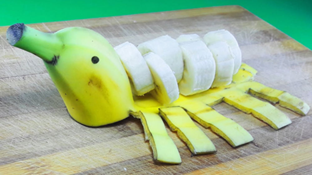 দক্ষিণ-পশ্চিম এশিয়ায় যে কলা পাওয়া যেত, তা আকারে ছিল অনেকটা ছোট। ঠিক যেন প্রাপ্তবয়স্কের হাতের আঙুলের মতো দৈর্ঘ্য ছিল তার। আরব দেশের ব্যবসায়ীরা তাই মজা করেই একে ‘বানান’ বলে ডাকতে শুরু করেছিলেন।