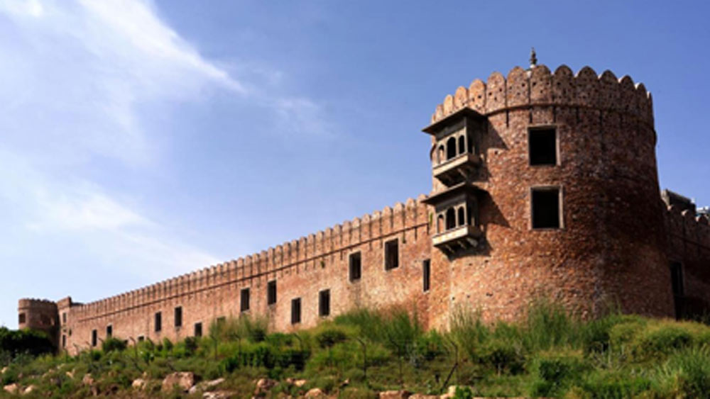 ১৪ শতকে চৌহানদের হাতে তৈরি হয়েছিল এই বারওয়াড়া দুর্গ। রাজস্থানের বাঘের জেলা বলে জনপ্রিয় রণথোম্বরে রয়েছে এটি। একটি সংস্থা সম্প্রতি এটির রক্ষণাবেক্ষণের দায়িত্ব নেয় এবং এটিকে রিসর্টে পরিণত করে। ২০২১-এর ১৫ অক্টোবর থেকে রিসর্টটি চালু হয়েছে।