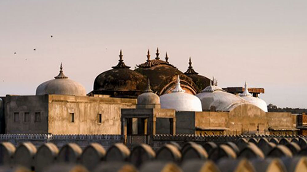 এই বিশালাকার দুর্গের মধ্যে দু’টি প্রাসাদ রয়েছে। সঙ্গে রয়েছে অনেক মন্দির। এই প্রাসাদগুলিতেই থাকার বন্দোবস্ত রয়েছে।