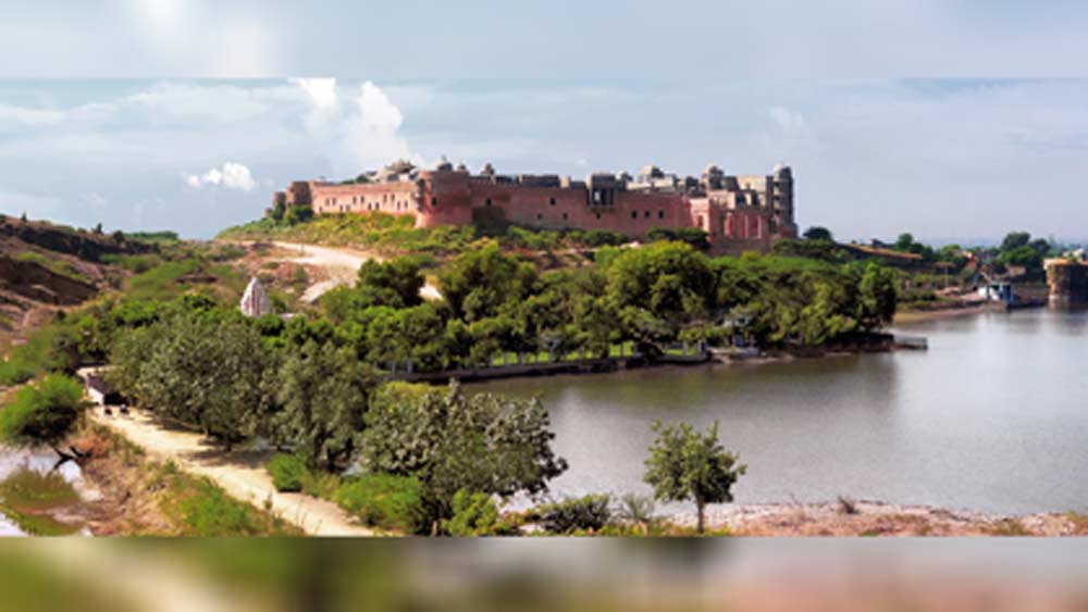 এই রিসর্টের পাশেই রয়েছে বারওয়াড়া হ্রদ। স্থানীয়দের কাছে এই হ্রদ খুবই পবিত্র। এই রিসর্টের দেখভালের জন্য স্থানীয়দেরই নিযুক্ত করা হয়েছে। রিসর্টের কাছেই রয়েছে রণথোম্বর জঙ্গল। তার জীববৈচিত্রে যাতে কোনও খারাপ প্রভাব না পড়ে সে দিকে বিশেষ নজর দেন স্থানীয়রা।
