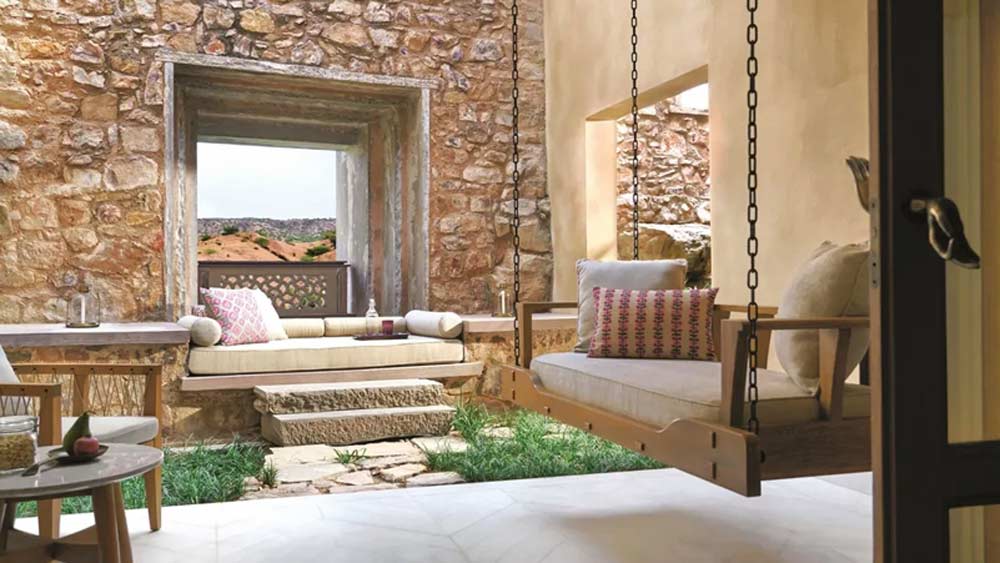 সবেমাত্র খোলার কারণে ভাল সুযোগ দিচ্ছে এই রিসর্ট। প্রতি রাতে মাথাপিছু ৬৫ হাজার টাকায় (কর আলাদা) কাটিয়ে আসতে পারেন এই রাজকীয় রিসর্টে। এই টাকায় ব্রেকফাস্ট, লাঞ্চ এবং ডিনার অন্তর্ভুক্ত।