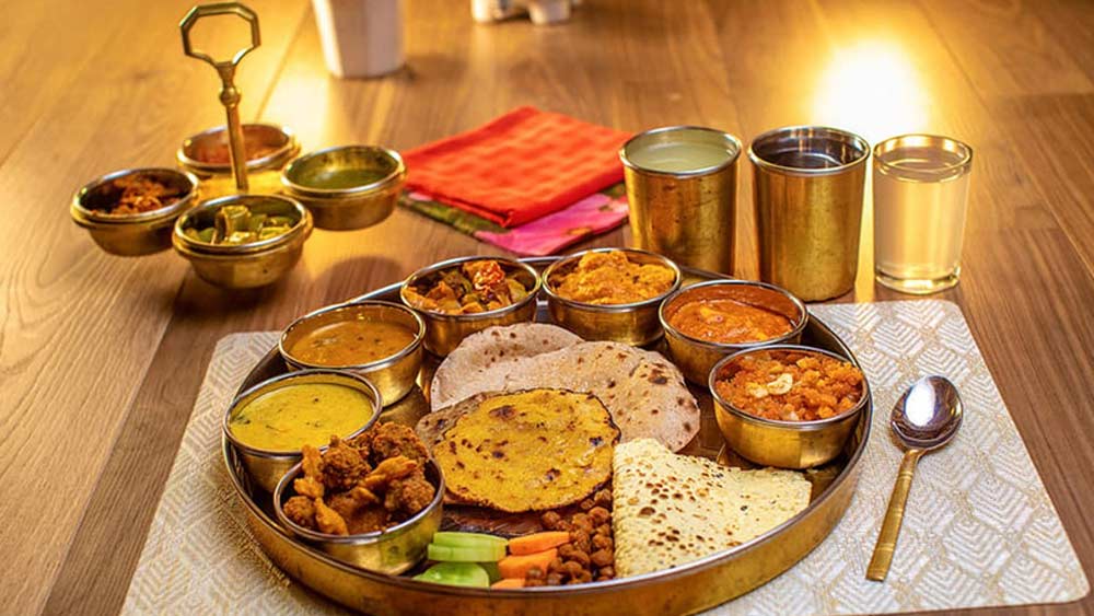 নানা ধরনের রাজস্থানি খাবারের স্বাদ নিতে পারবেন অতিথিরা। রাঁধুনীরা আপনার পছন্দমতো বিভিন্ন রাজস্থানি পদ হাজির করবেন। প্রতিটি পদই স্থানীয় সব্জি এবং মশলা দিয়ে তৈরি হবে।