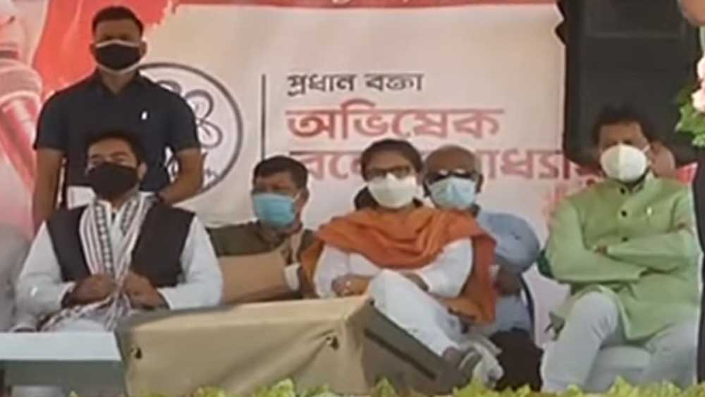 সরাসরি: আগরতলার সভায় তৃণমূলে ফিরলেন রাজীব, পতাকা নিলেন অভিষেকের হাত থেকে