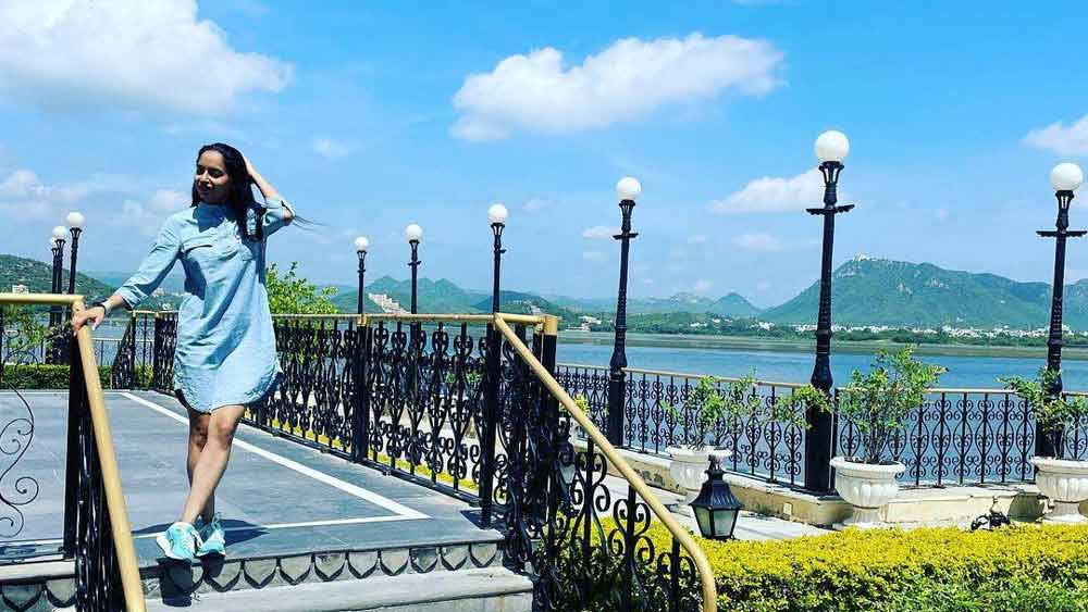 শুধু আর্থিক দিক থেকেই নয়, উচ্চাশার কারণে সমাজের বিভিন্ন স্তরের মানুষের থেকেও এক সময় কুকথা শুনতে হয়েছে। হাল ছাড়েননি পূজা। এগুলিই যেন তাঁকে আরও সামনের দিকে এগিয়ে নিয়ে গিয়েছে। তাঁকে আরও দৃঢ়প্রতিজ্ঞ করে তুলেছিল। তাঁর মতো ইউপিএসসি-র স্বপ্ন দেখা তরুণ-তরুণীদেরও কোনও পরিস্থিতিতেই হাল না ছাড়ার পরামর্শ দেন তিনি।