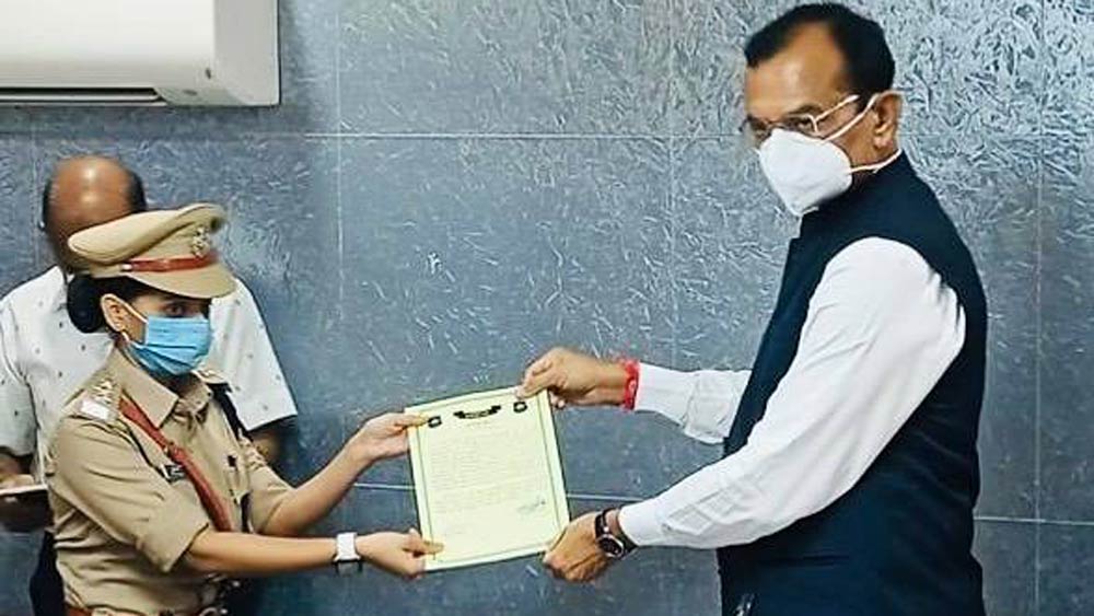 সেই মেয়েই আরও এক বার গ্রামের সকলকে তাজ্জব করে দিল। বিদেশের বিলাসবহুল জীবনকে ফুৎকারে উড়িয়ে দেশে ফিরে এসে।