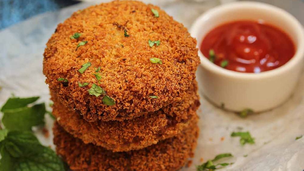 ভাই-বোন ও প্রিয়জনের সঙ্গে আনন্দ করে হইহই করে খান সাধের কাটলেট।