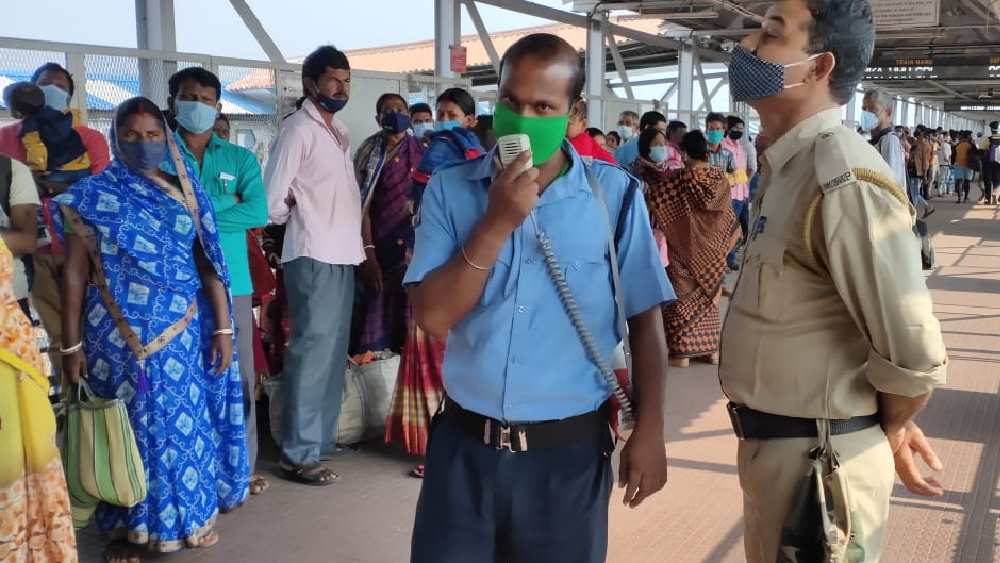 বর্ধমান স্টেশনে যাত্রীদের সচেতন করতে মাইকে প্রচার জিআরপি-র।