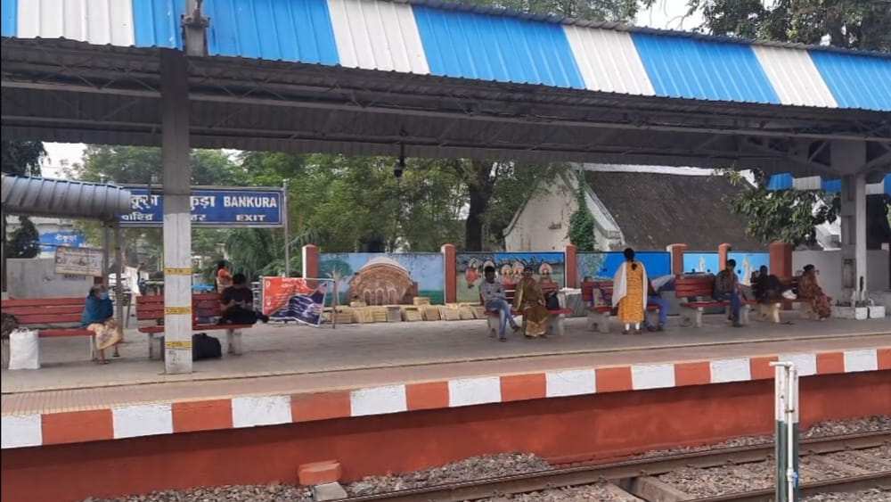 মুখ্যমন্ত্রীর ঘোষণার পর রবিবার যারা লোকাল ট্রেন ধরার আশায় আদ্রা ডিভিশনের বিভিন্ন স্টেশনে এসেছিলেন তাঁদের ফিরতে হয়েছে হতাশ হয়ে ।