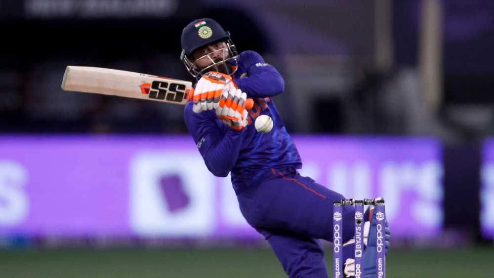 ভারতের গোটা ইনিংসে মাত্র দু’টি ছয়, আটটি চার হয়েছে। কোহলী, ঋষভ পন্থ, হার্দিক পাণ্ড্য মিলে মোট ৬০টি বল খেলেছেন। এই ৬০ বলে চার হয়েছে মাত্র একটি। হার্দিক চারটি মারেন। কোহলী, রোহিতের ব্যাট থেকে বাউন্ডারি আসেনি।