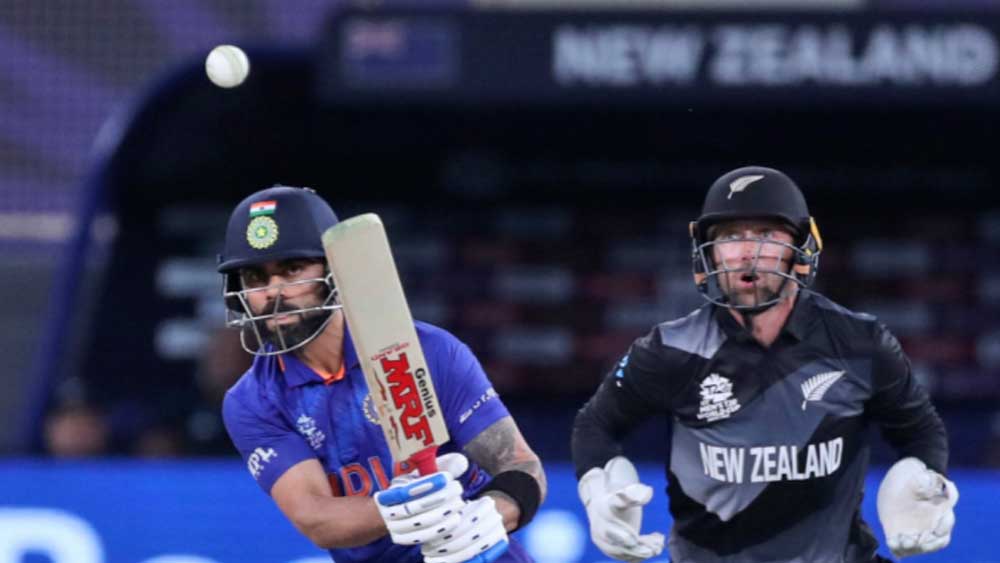 ভারতীয় দলের ব্যাটিং অর্ডার বদলে দেওয়া হয়। আগের ম্যাচে ভারতীয়দের মধ্যে সবথেকে বেশি রান করা কোহলী এক ধাপ পিছিয়ে চার নম্বরে নামেন। রোহিতকে ওপেনিংয়ের জায়গা থেকে সরিয়ে দেওয়া হয়।