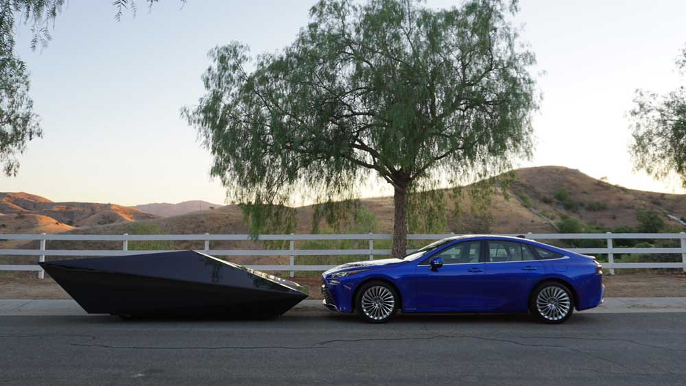 চাকাগুলি খুবই ছোট। বাইরে থেকে প্রায় দেখাই যায় না। যে কারণে একমাত্র মসৃণ রাস্তায় এই গাড়ি চালানো যাবে।