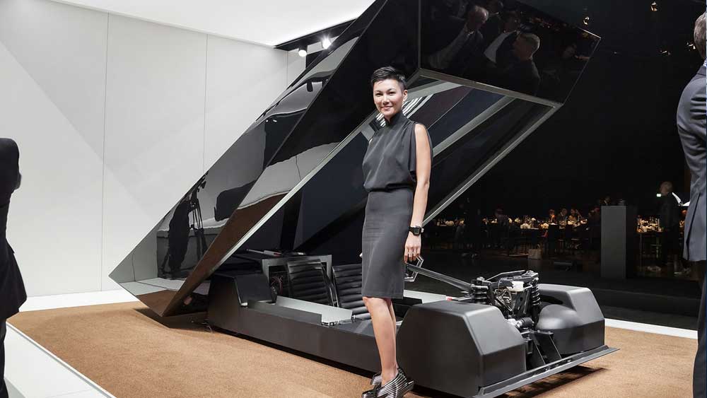 মাত্র দু’জনই এই গাড়িটিতে বসতে পারেন। জায়গা কম থাকার জন্য আসনসজ্জা পাশাপাশি না করে আগু-পিছু করা হয়েছে। সামনের আসনে স্টিলের স্টিয়ারিং ধরে বসবেন চালক। তাঁর ঠিক পিছনের আসনে বসবেন আরোহী।