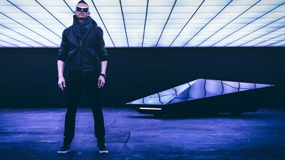 গাড়িটির চারপাশ ঘুরে দেখলে মনে একটা প্রশ্ন আসতে পারে। ভিতরে ঢুকবেন কী ভাবে? কারণ, গাড়িটিতে কোনও জানলা-দরজা নেই। গাড়ির উপরের অংশটি আসলে ওঠানো-নামানো যায়। চালক এবং আরোহী ভিতরের আসনে বসে পড়ার পর উপরের অংশটি আবার নীচে নামিয়ে আনতে হয়।