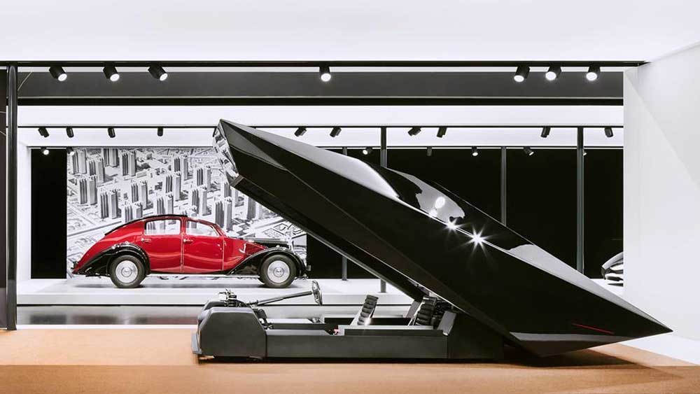 উপরের অংশে স্বচ্ছ পলিকার্বনেট দিয়ে তৈরি হলেও কিন্তু গাড়ির বাইরে থেকে ভিতর দেখা যায় না। কিন্তু ভিতর থেকে বাইরে সব স্পষ্ট দেখা যায়।