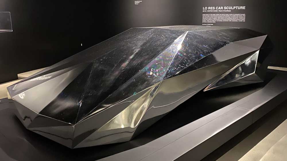 গাড়িটির পুরোটাই স্টিলের কাঠামো। উপরের অংশটিতে স্টিলের কাঠামোর উপর স্বচ্ছ পলিকার্বনেট দেওয়া।