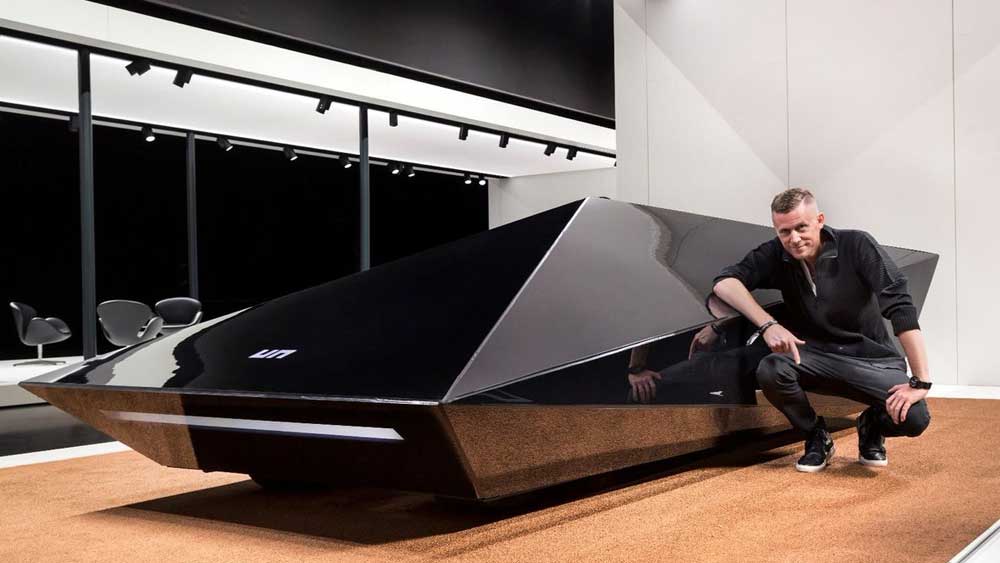 ডাচ জুতো প্রস্তুতকারক সংস্থা ইউনাইটেড ন্যুড এই মডেলটি বানিয়েছিল। কালো রঙের এই গাড়িটি বাজারে বিক্রির জন্য তারা আনেনি। মূলত একটি প্রদর্শনীর জন্য তারা এই মডেল বানিয়েছিল ২০১৬ সালে।