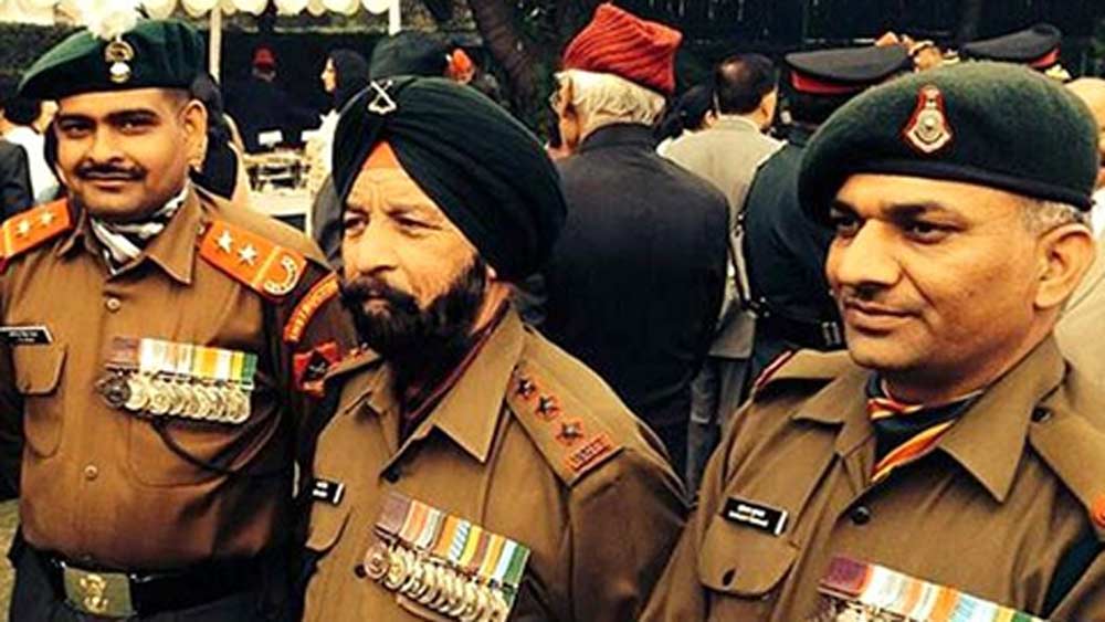 এখনও পর্যন্ত মোট ২১ জন এই সম্মানে ভূষিত হয়েছেন। তাঁদের মধ্যে মাত্র এক জন ভারতীয় বায়ু সেনার আধিকারিক এই সম্মান পেয়েছেন। তিনি ফ্লাইং অফিসার নির্মলজিৎ সিংহ। এই সর্বোচ্চ সেনা-সম্মানের অধিকারী ২১ জনের মধ্যে মাত্র তিন জন জীবিত রয়েছেন। সুবেদার মনোজ বানা সিংহ, সুবেদার সঞ্জয় কুমার এবং সুবেদার যোগেন্দ্র সিংহ যাদব।