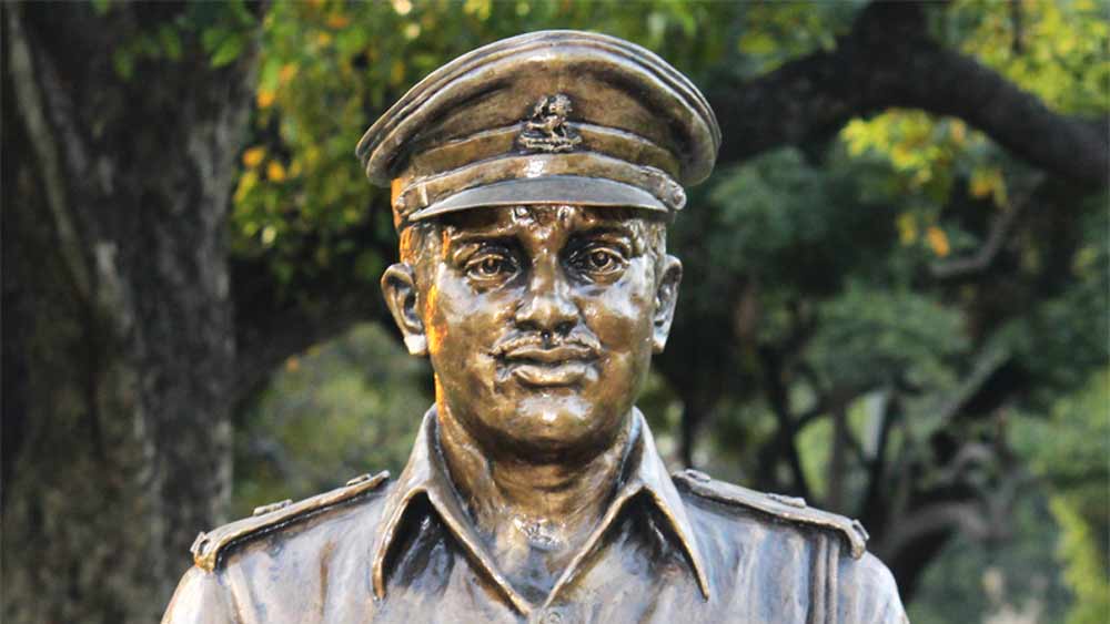 ১৯৫০ সালের ২৬ জানুয়ারি প্রজাতন্ত্র দিবসে এই সেনা-সম্মানের কথা ঘোষণা করা হয়। প্রথম সর্বোচ্চ সেনা-সম্মান পেয়েছিলেন মেজর সোমনাথ শর্মা। তিনি সাবিত্রীরই আত্মীয় ছিলেন।