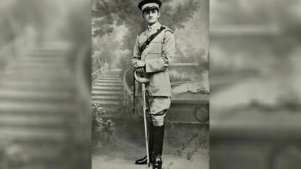 পরমবীর চক্রের নকশা তৈরির ভার নেহরু দিয়েছিলেন ভারতীয় সেনার মেজর জেনারেল হীরালাল অটলকে। হীরালাল আবার নকশা তৈরির দায়িত্ব দিয়েছিলেন সাবিত্রীকে। মেজর জেনারেলের বিশ্বাস ছিল, ভারত নিয়ে যে গভীর অনুভব ও জ্ঞান তাঁর রয়েছে, তা দিয়েই শ্রেষ্ঠ নকশা তৈরি করা সম্ভব।