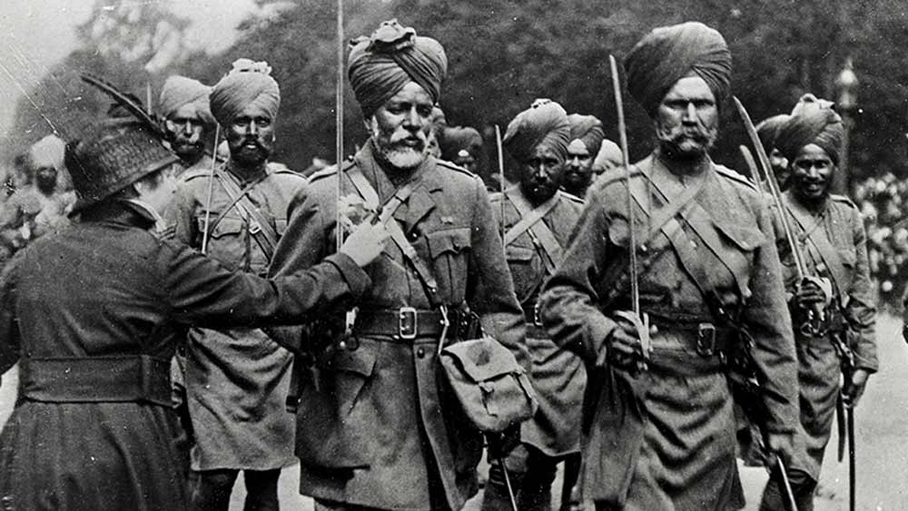 ১৮৫৭ সাল থেকে ১৯৪৭ সাল পর্যন্ত ব্রিটিশ ভারতে সেনাদের ‘ভিক্টোরিয়া ক্রস’ দিয়ে সম্মানিত করা হত। ভারতীয় এবং ব্রিটিশ সেনা মিলিয়ে মোট ১৫৩ জন এই সম্মানে ভূষিত হয়েছিলেন। স্বাধীনতার পর ভারতীয় সেনাদের এই সম্মান দেওয়ার কোনও অর্থ খুঁজে পাননি প্রধানমন্ত্রী জওহরলাল নেহরু।