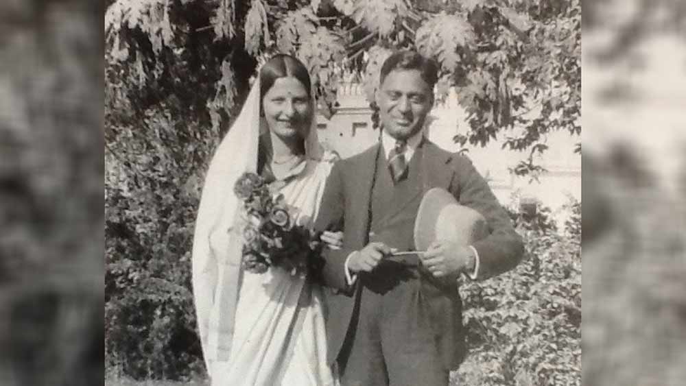 ভারতীয় সংস্কৃতিকে গভীরে জানার সুযোগ পেয়ে আপ্লুত হয়ে উঠেছিলেন সাবিত্রী। নিজেকে মন থেকে পুরোদস্তুর ভারতীয় হিসেবে গড়ে তুলেছিলেন তিনি। চোখে-মুখে বিদেশি ছাপ ছাড়া আরও কিছুই বিদেশিদের মতো ছিল না তাঁর। সব সময় ভারতীয় পোশাকও পরতেন। মরাঠি, সংস্কৃত এবং হিন্দিতেও পারদর্শী হয়ে উঠেছিলেন।