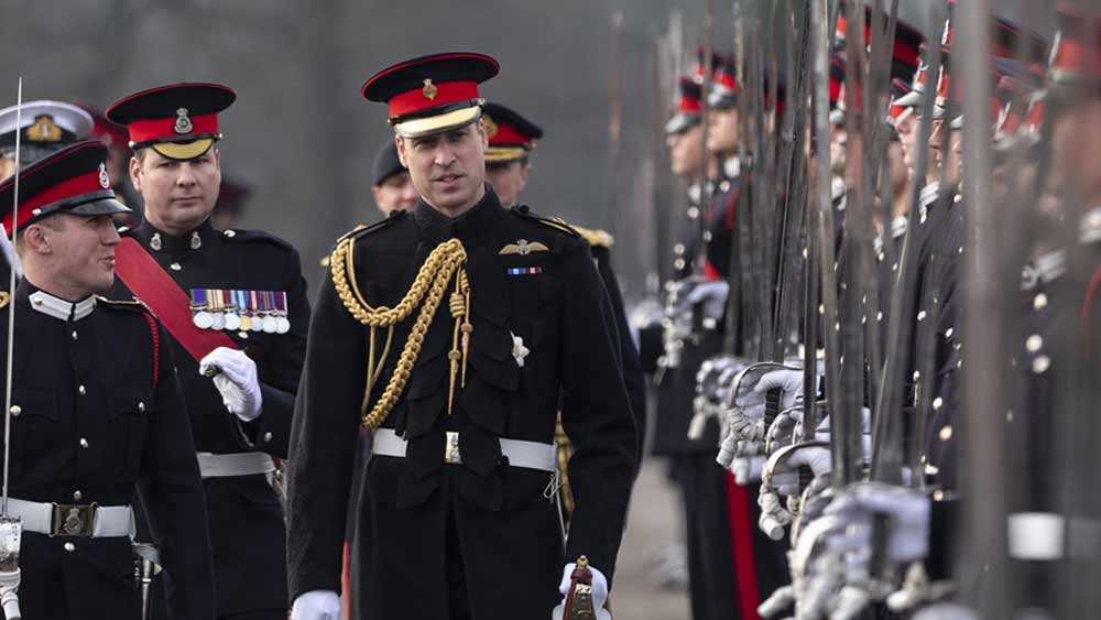 ভারতের সংস্কৃতি, ঐতিহ্য, ধর্ম- সমস্ত কিছু গভীর ভাবে জানতে আগ্রহী ছিলেন ইভ। ব্রিটেনে রয়্যাল মিলিটারি অ্যাকাডেমিতে ব্রিটিশ ভারতের এক সেনা অফিসার বিক্রম খানোলকর তখন প্রশিক্ষণ নিতে গিয়েছিলেন। ছুটিতে সুইৎজারল্যান্ড বেড়াতে গিয়েছিলেন তিনি। তখনই তাঁর সঙ্গে পরিচয় হয়েছিল ইভের। খুব অল্প সময়ের মধ্যেই এই সেনা অফিসারের প্রেমে পড়ে গিয়েছিলেন ইভ।