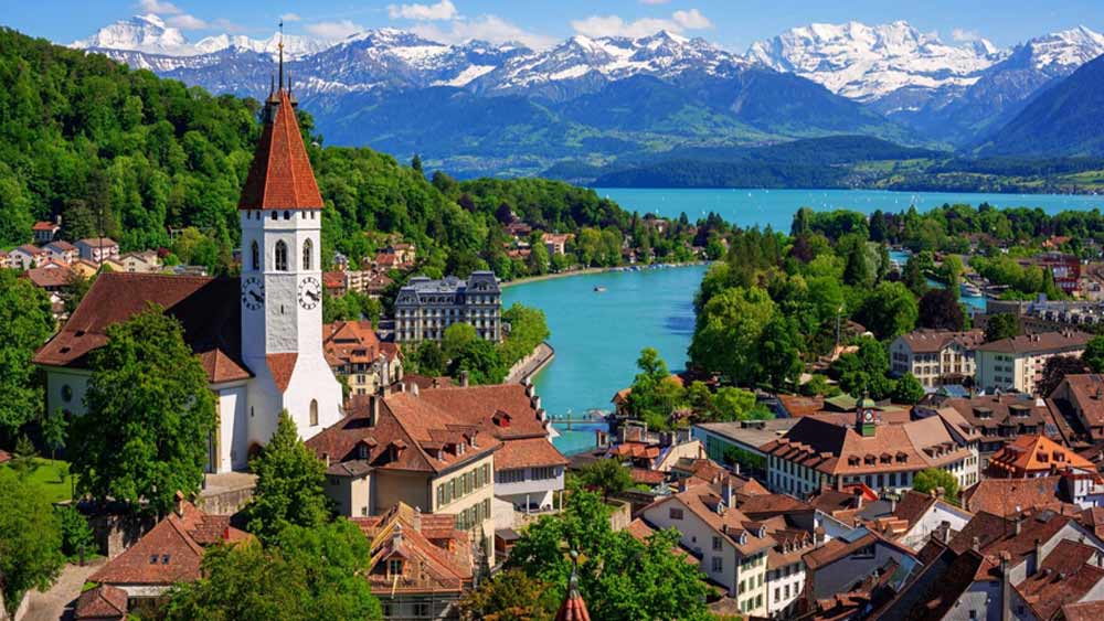 তাঁর নাম ইভ ইভোনে। ১৯১৩ সালে সুইৎজারল্যান্ডের ন্যুশাতেলে ইভের জন্ম। খুব অল্প বয়সে ব্রিটিশ ভারতের এক সেনার প্রেমে পড়েই এ দেশে এসেছিলেন তিনি।