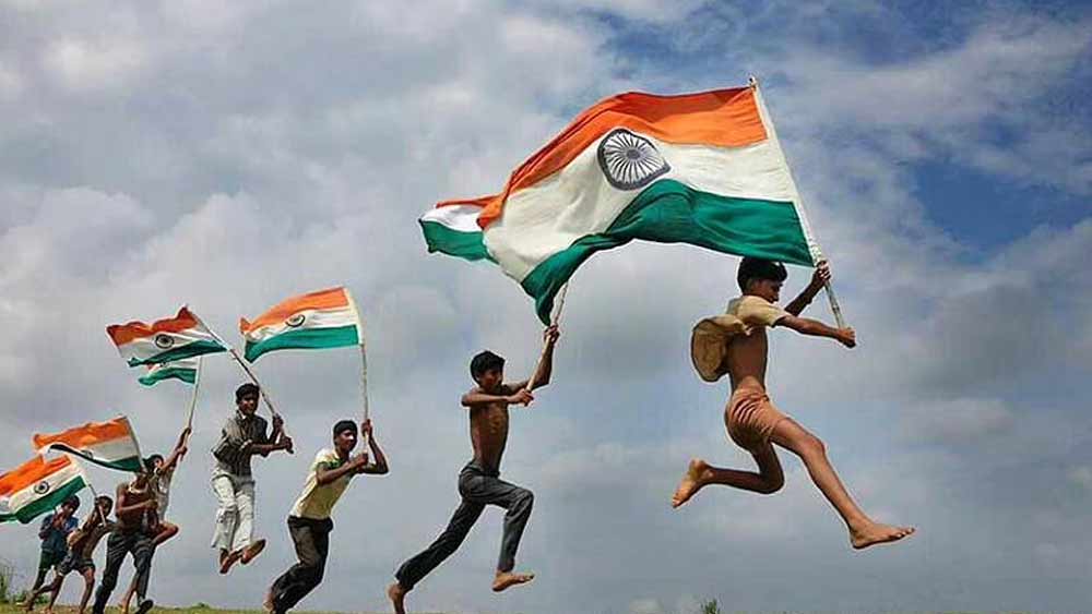 স্বাধীনতা অর্জনের পর ১৯৫০ সাল থেকেই সেনাদের সম্মান জানাতে এই পরমবীর চক্র চালু করেছিল ভারত। আজও সেই একই নকশা-খচিত চক্র সর্বোচ্চ সম্মান হিসাবে সেনাদের দেওয়া হয়ে থাকে। দেশপ্রেমের প্রতীক এই চক্রের নকশা কিন্তু কোনও ভারতীয়ের হাতে হয়নি। এর নকশা বানিয়েছিলেন সুইৎজারল্যান্ডের এক মহিলা।