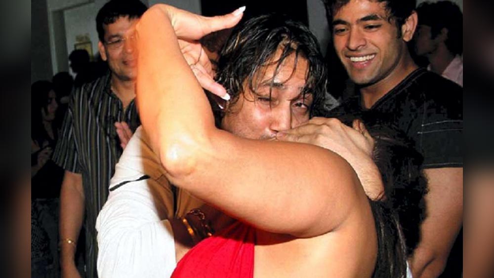 ২০০৬ সালে তুমুল বিতর্কের মুখে পড়েন রাখি। গায়ক মিকা সিংহের জন্মদিনের পার্টিতে গিয়েছিলেন তিনি। সেখানে মিকা জোর করে চেপে ধরে রাখির ঠোঁটে চুম্বন করেন। সেই ছবি, ভিডিয়ো ক্লিপ ছড়িয়ে পড়ে চার দিকে। রাখি এই ঘটনার পরেই মিকার বিরুদ্ধে যৌন হেনস্থার মামলা দায়ের করেন। মিকাকে গ্রেফতার করা হলেও জামিনে তিনি মুক্তি পেয়ে যান।