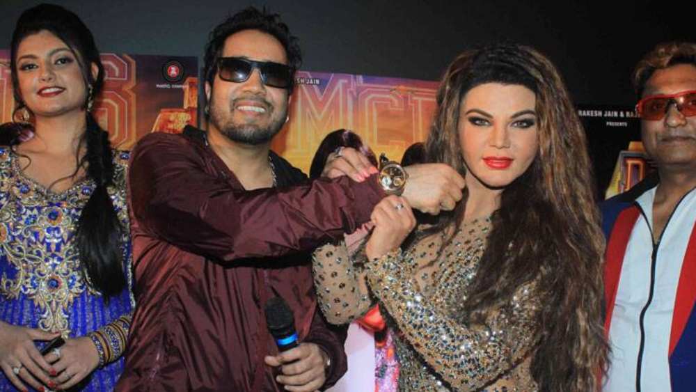 মিকা যুক্তি দিয়েছিলেন, তিনি নাকি প্রত্যেককে বলেছিলেন যেন তাঁর মুখে কেক মাখানো না হয়। কিন্তু রাখি তাঁর কথায় অমান্য করায় তিনি রাখিকে ‘শিক্ষা দিতে’ তাঁকে জোর করে চুম্বন করেন। মিকা আরও জানিয়েছিলেন, রাখি নাকি তাঁকে প্রথম চুম্বন করেছিলেন। তাই বদলা নিতে রাখিকে চুমু খান তিনি।