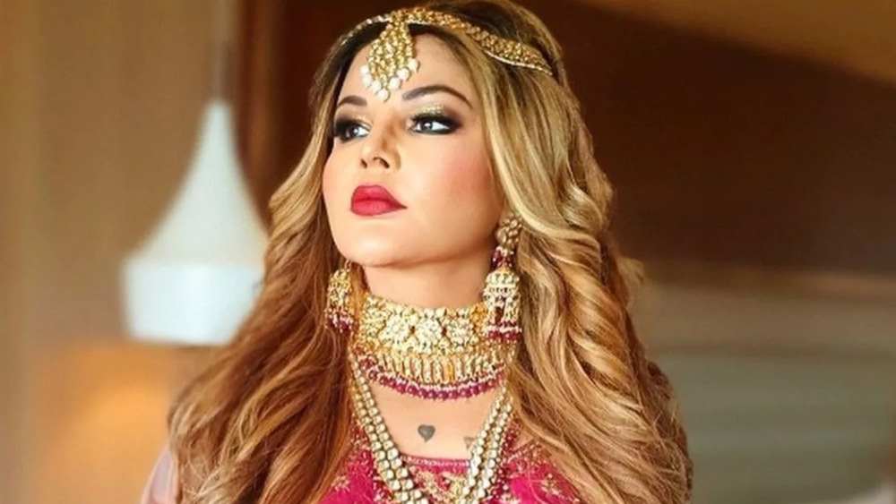 ২০১৯ সালের মাঝামাঝি সময়ে রাখি বিয়ে করেন রীতেশ নামের এক ব্যবসায়ীকে। কিন্তু আজ পর্যন্ত রাখির সেই স্বামীকে কেউ চোখে দেখেননি। গত বছর ‘বিগ বস’-এ রাখি জানিয়েছিলেন অজান্তেই বিবাহিত রীতেশকে বিয়ে করেছিলেন তিনি। রাখির স্বামী নাকি বিচ্ছেদও চেয়েছেন তাঁর কাছ থেকে। এ দিকে একটি সংবাদসংস্থাকে দেওয়া সাক্ষাৎকারে রাখির স্বামী রীতেশ জানিয়েছেন, তিনি নিজে চাননি বলেই এত দিন তাঁর ছবি প্রকাশ করেননি রাখি। স্ত্রীকে নাকি খুব ভালবাসেন তিনি।