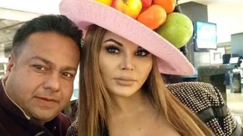 ২০১৮ সালের নভেম্বর মাসে রাখি নিজের বিয়ের কথা ঘোষণা করেন। তিনি জানান, টেলিভিশন জগতের পরিচিত মুখ দীপক কলালকে বিয়ে করবেন সেই বছর ডিসেম্বর মাসে। কিন্তু বিয়ের মাসেই রাখি নেটমাধ্যমে জানান, বিয়ে বাতিল হয়ে গিয়েছে। তারই মাঝে দীপক নাকি অন্য একটি মেয়ের সঙ্গে বাগদানও সেরে নিয়েছিলেন।